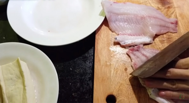 Hướng dẫn cực chi tiết cách làm bún cá rô với rau ngót